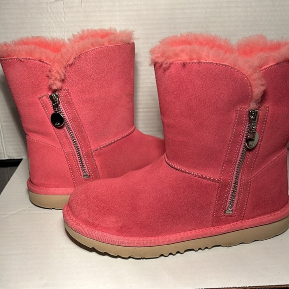 UGG Big Kids Bailey Zip Short Boots Pink Rose Size 4. - Picture 7 of 12